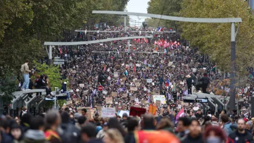 Близо 1000 арестувани при масовите протести във Франция
