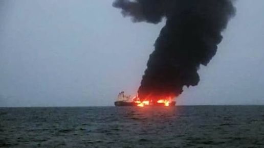 Супертанкер с над 2 милиона барела петрол се запали след взрив на мина в Ормузкия проток, Иран съобщава за четири поразени кораба