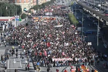 Масови протести срещу кабинета на Мелони в десетки италиански градове