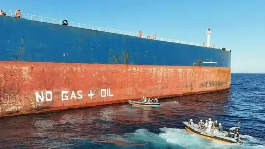Без газ и нефт: Активисти на Грийнпийс с акция върху Tанкера Кайрос в Бургас