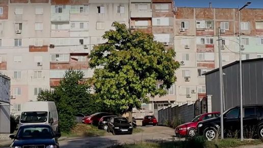 Жители на блок в Добрич са в капан в собствените си домове след продажба на общинска земя
