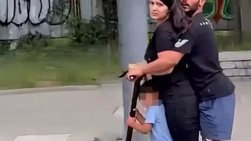 Двама възрастни, едно дете и нула разум: Трима летят с тротинетка по „Сливница ВИДЕО