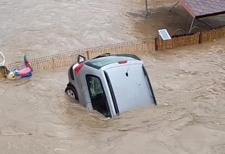 БЕДСТВИЕ! Царево е под вода, текат спасителни операции на хора