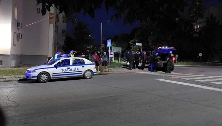 Кола с нелегални мигранти се заби в жилищен блок в Елхово