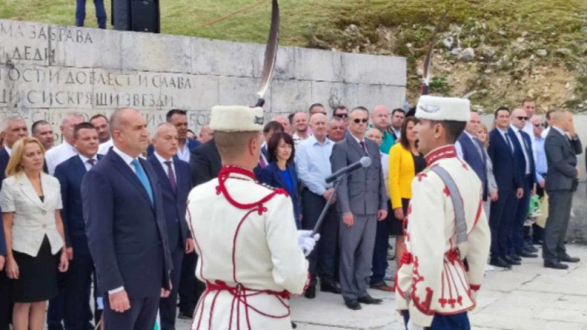 Президентът: Българите очакват отговори каква е ролята на Алексей Петров в стъкмяването на коалицията