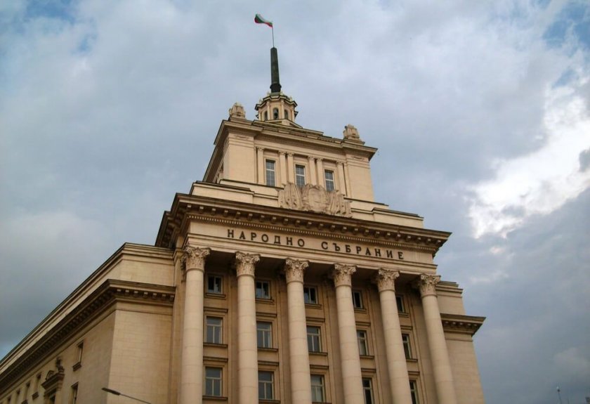 Тежка прокоба на смърт тегне над сградата на Партийния дом, където заседават депутатите