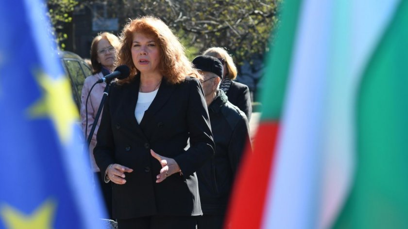 Йотова: Навръх Деня на Съединението на България отново сме изправени пред поредното голямо изпитание за нашата единност