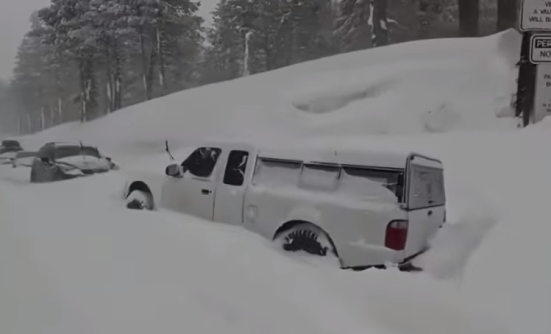 снежна буря затвори пътища калифорния видео