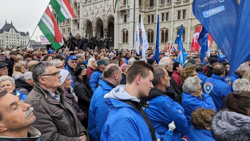 протест будапеща поискаха президентски избори оставка орбан
