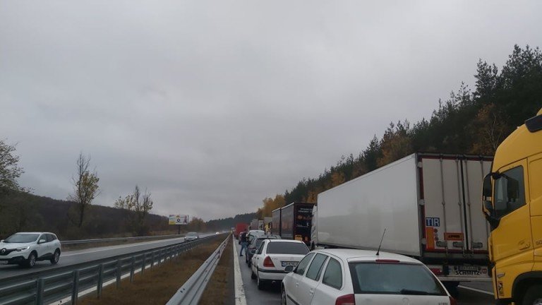 две катастрофи затрудниха движението bdquoтракияrdquo