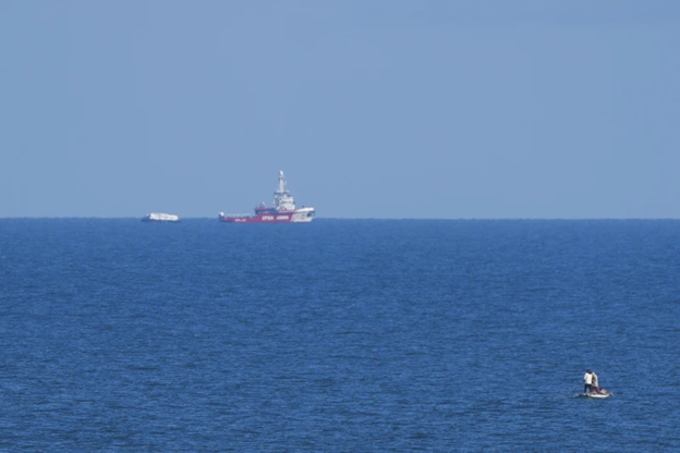 първият кораб използващ нов морски път приближава газа 200 тона помощ