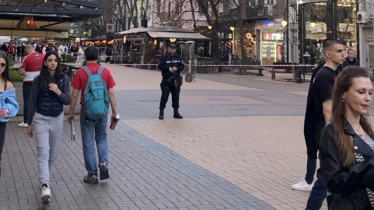 заради изоставен багаж отцепиха част пешеходната зона бул витоша софия снимки