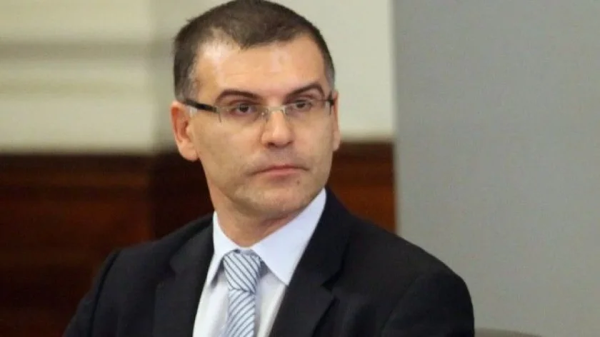 ldquoбрад пит очилаrdquo връща скута баце