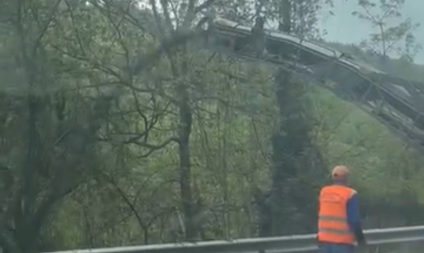 пълен абсурд работници изхвърлят асфалт пътя прохода републиката видео