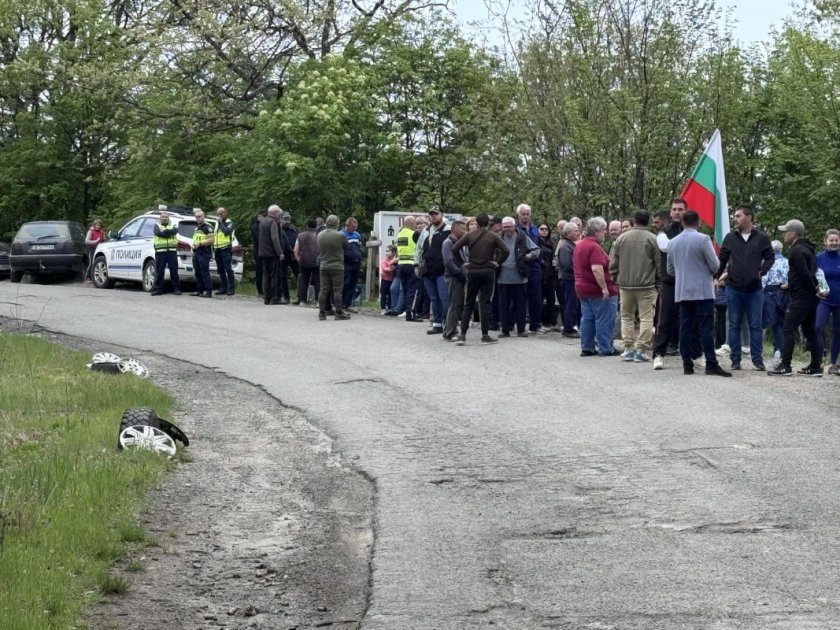 протест дюлинския проход заради лошото състояние пътя