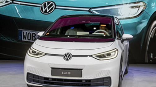 продажбите електрически автомобили volkswagen спадат европейците връщат горивата