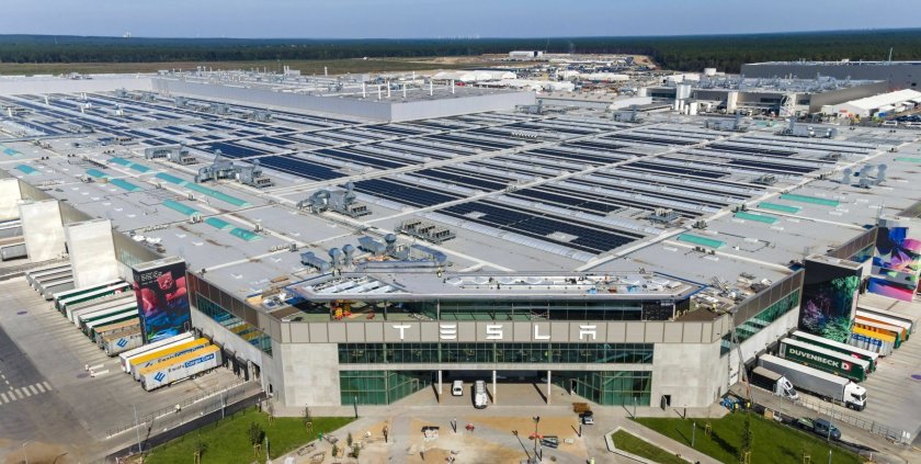 заводът tesla германия спира производство заради
