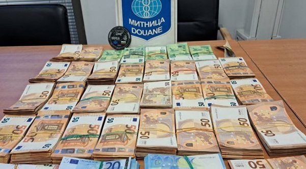митничари гкпп калотина задъжаха недекларирана сума кабината товарен автомобил