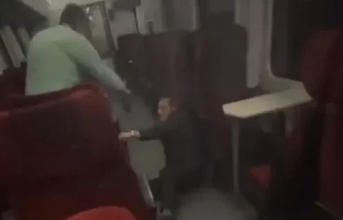агресивен пътник нападна кондуктор влака курило видео