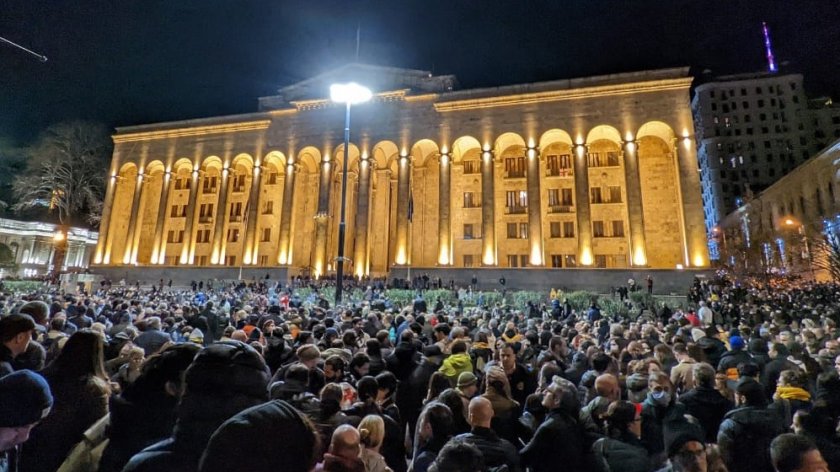 фона протести грузинският парламент окончателно закона чуждестранните агенти