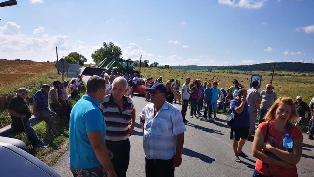протест животновъдите блокираха подбалканския път