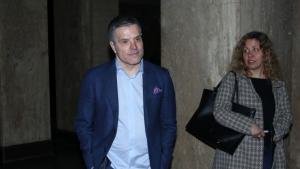 защитата брендо абсурдно твърдението евелин банев кацнал самолет изоставено летище
