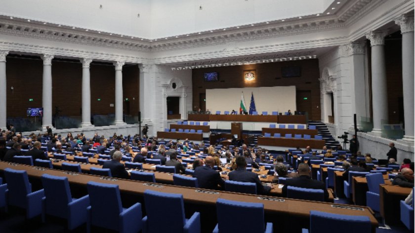 парламентът изслушва димитър главчев военния министър