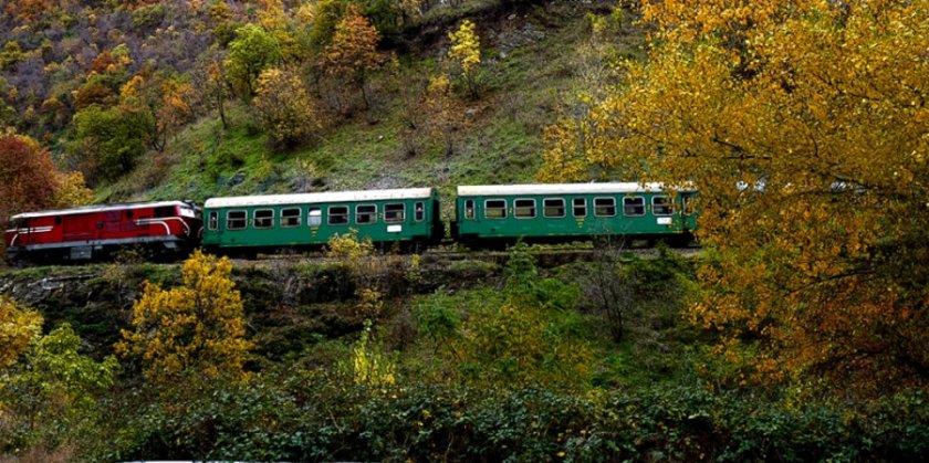 влак ретро вагони тръгва теснолинейката юли снимки