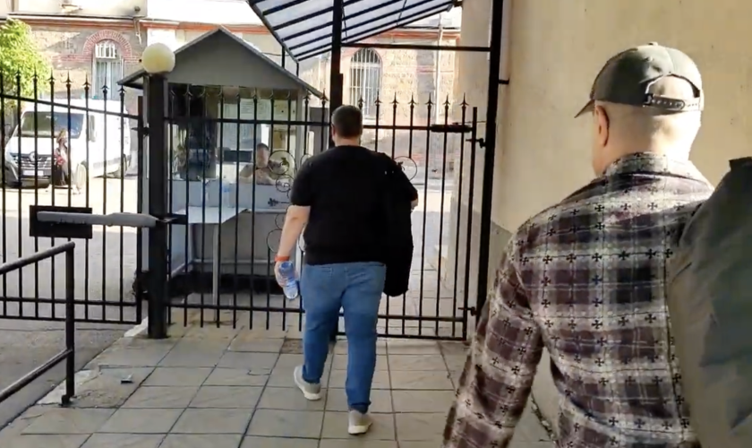 брендо предаде документирайки влизането затвора нагласено видео