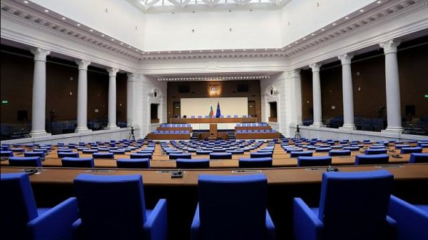 изслушва четирима министри