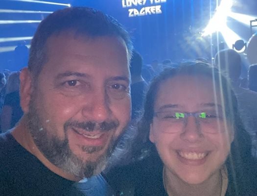 Доцент Шишков с дъщеря си по време на концерт на култовата група