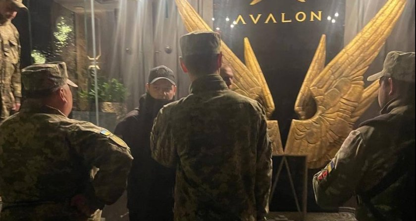 насилствена мобилизация киев военни щурмуват заведения взимат мъже армията видео снимки