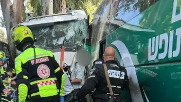 камион вряза автобусна спирка тел авив снимки видео