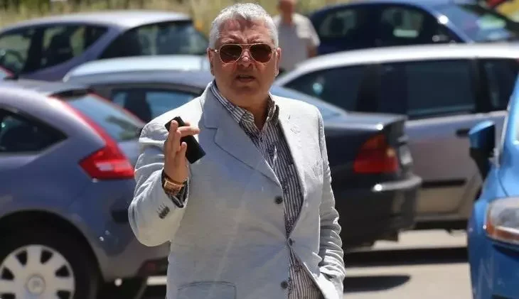полицаи претърсват дома киро японеца