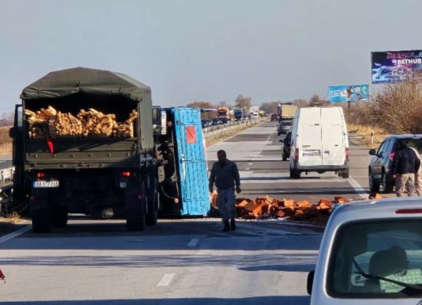 военен камион катастрофира тракия пазарджик затруднява движението