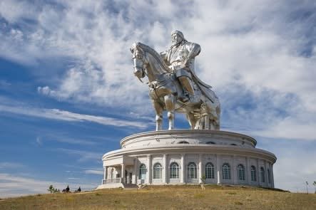 внушителният монумент чингис хан монголия повече обикновена статуя