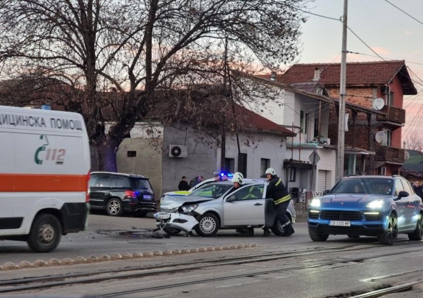 затруднено движението бул bdquoконстантин величковrdquo заради катастрофа