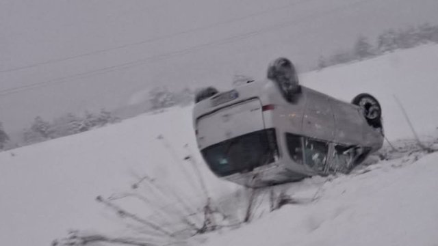 катастрофа пътя самоков софия автомобил преобърна заснежена настилка