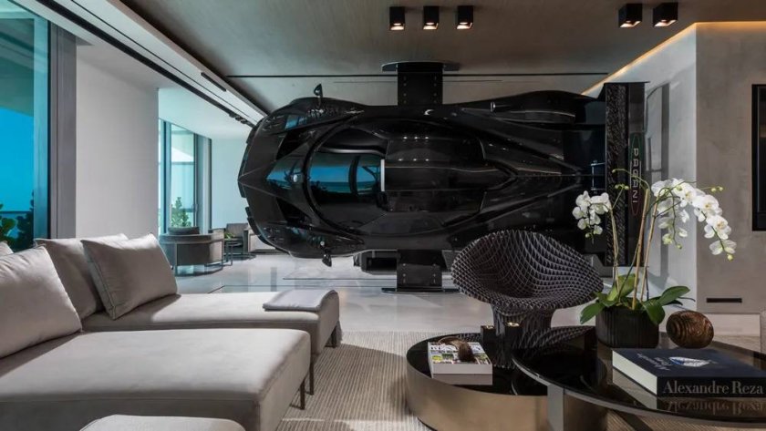 мъж използва рядък автомобил ldquopagani zonda rrdquo преграда стая апартамента