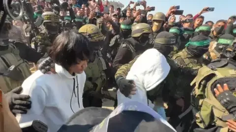 хамас освободи трима заложници 2000 палестински затворници