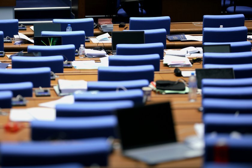 парламентът дебатира назначенията регулаторите водния договор гърция