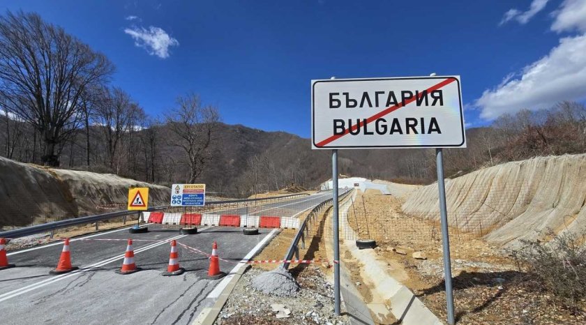 гърция блокира граничен пункт път своя територия