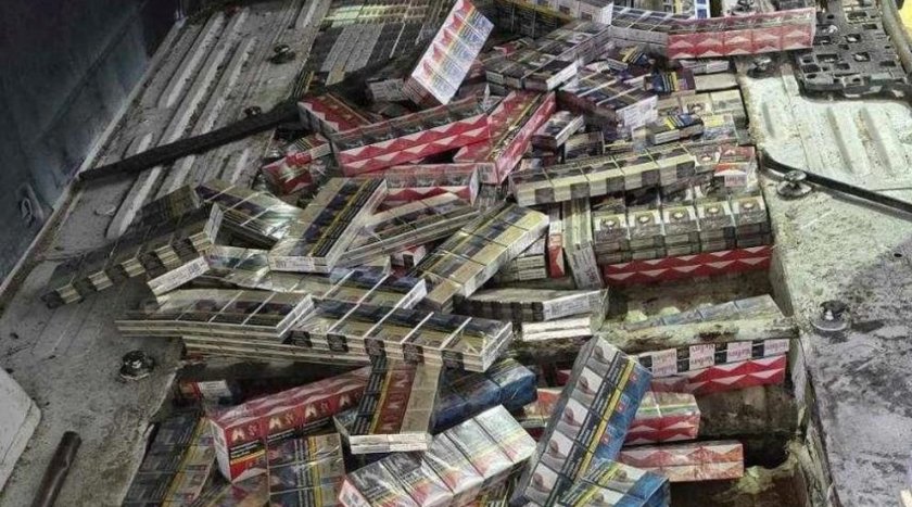 митничари откриха 200 000 къса контрабандни цигари тайници камион