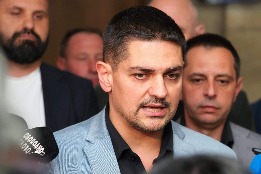 нова схема управляващите възстановяват групата меч парламента