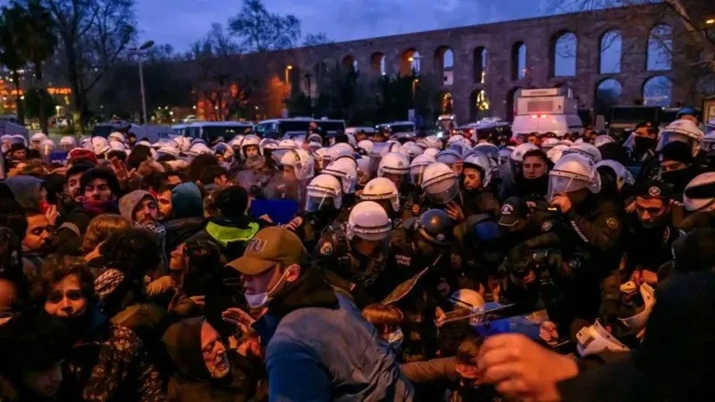 сблъсъци истанбул полицията протестиращите сълзотворен газ водни оръдия