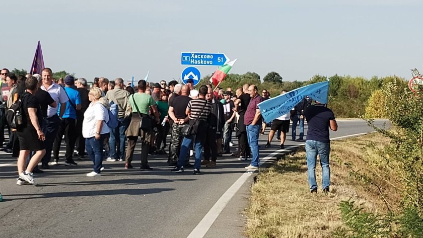 остават пътните блокади старозагорско