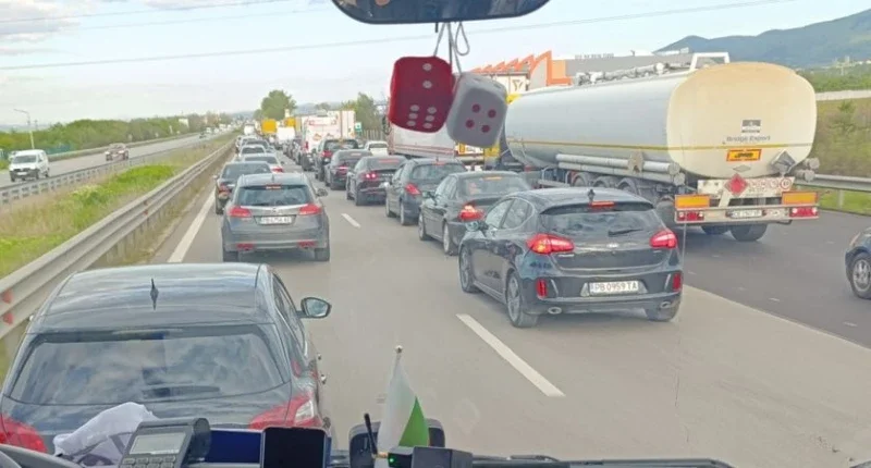 огромно задръстване изхода софия тракия заради ремонт
