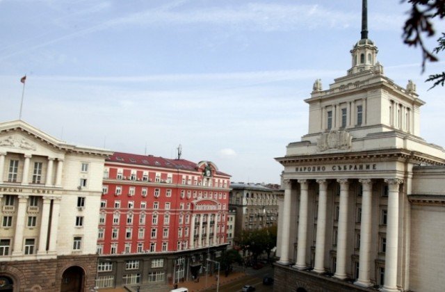 правителството обсъжда състоянието администрацията одобрява допълнителни средства учебни материали 2025
