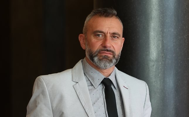 калин вельов оттегля поста зам министър културата