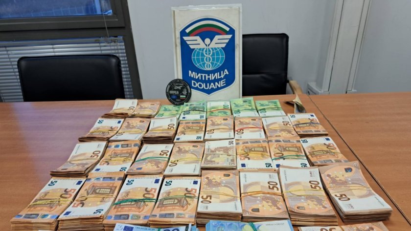 митничари откриха половин милион лева недекларирани британски шотландски банкноти ldquoкапитан андреевоrdquo снимкивидео